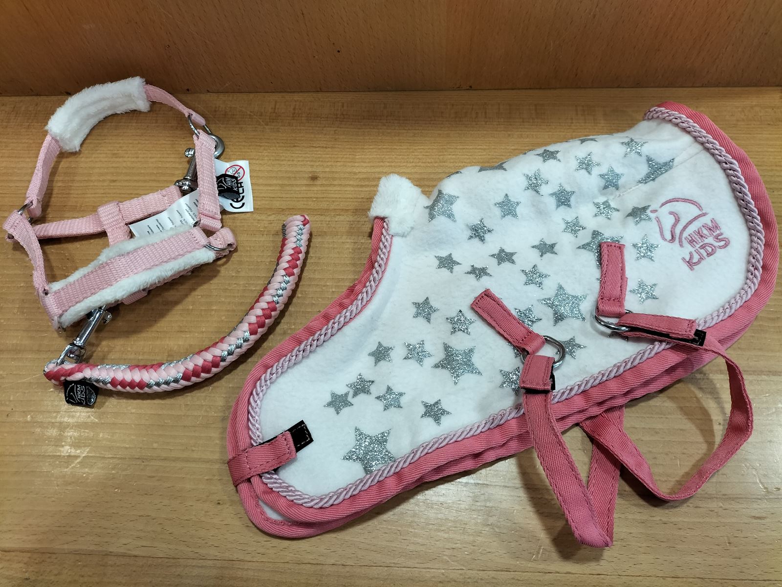 CUDDLE PONY Set accesorios HKM Sports Equipment Manta, cabezada y ramal, estampado estrellas blanco/rosa - Imagen 1