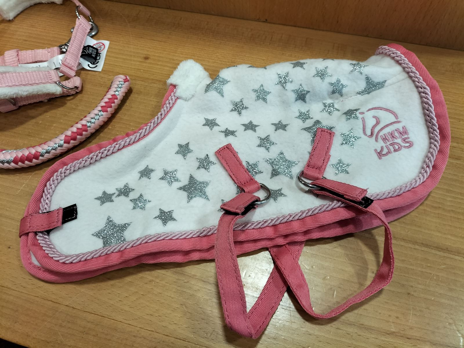 CUDDLE PONY Set accesorios HKM Sports Equipment Manta, cabezada y ramal, estampado estrellas blanco/rosa - Imagen 2