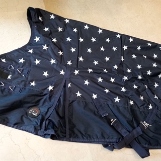 Manta HKM Sports Equipment Norwich impermeable cuello alto estampado estrellas 100 gr de relleno TALLA 135 - Imagen 2